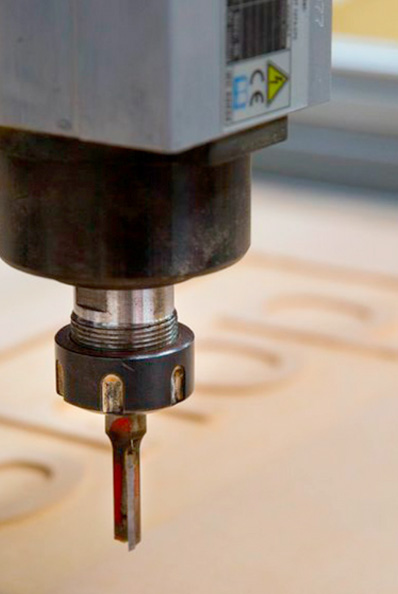 La impresión con tornos CNC (Control Numérico Computarizado) representa una revolución en la fabricación industrial, ofreciendo niveles sin precedentes de precisión y eficiencia. Esta tecnología avanzada permite la producción de piezas complejas con tolerancias extremadamente ajustadas, garantizando una calidad superior en cada componente.